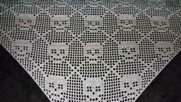 Motivtuch "Skull", Dreieckstuch, Häkelanleitung