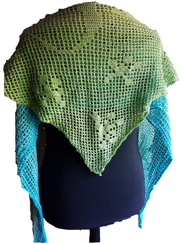 Gehäkeltes Dreieckstuch mit Farbverlauf von Grün zu Türkis und eingearbeiteten Blattmotiven auf einer schwarzen Schaufensterpuppe