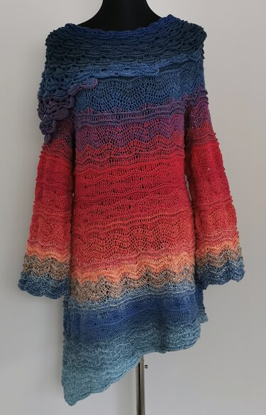 Häkelpullover mit gestuftem Farbverlauf, wellenförmigen Ajourreihen und asymmetrischem Saum