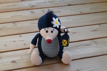 Haekelicious Maulwurf mit Erdhügel, Blume und Laterne - Häkeln