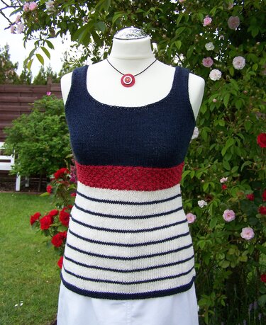 Mannequin mit maritimem Stricktop: dunkle Passe, roter Akzentbund und weißes Streifenmuster