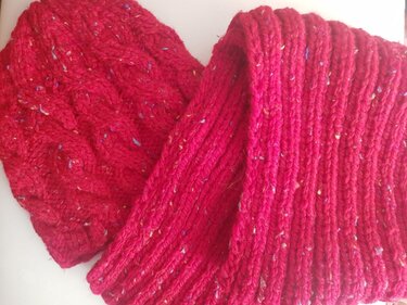Gestricktes Damen-Set mit Zopfmütze und dichtem Rippschal in Himbeerrot, gesprenkeltes Garn