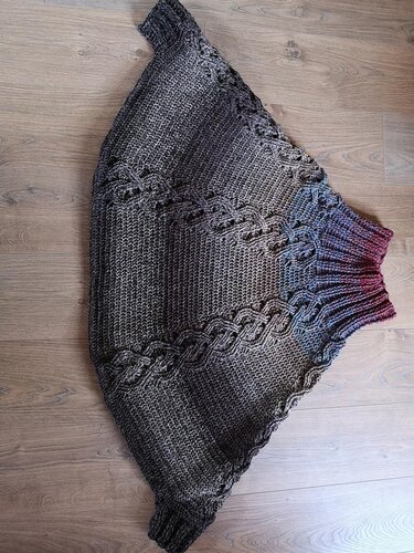 Gehäkelter Damenponcho Dunkelgrau bis Violett mit Zopfmuster und geripptem Halsausschnitt