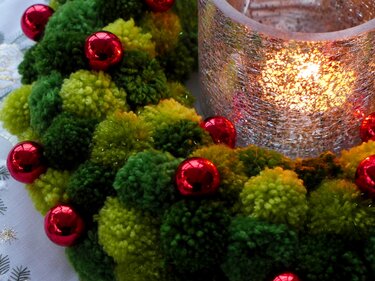 Kostenlose Anleitung: DIY - Weihnachtskranz aus Bommeln - Basteln