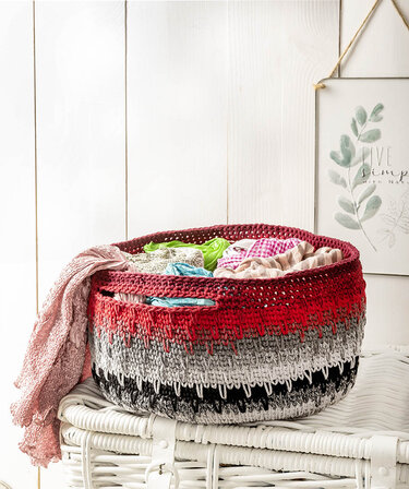 Runder Häkelkorb mit Griffen, mehrfarbig, gefüllt mit Textilien