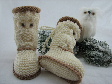 Gestrickte Babyschuhe mit Eulenmotiv, Kordelverschluss und braunem Rand