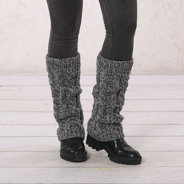 Grobe grau melierte Beinstulpen über Leggings und schwarzen Stiefeln