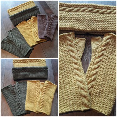 Kollektion gestrickter Loops und Stulpen in Senfgelb, Olivgrün und Braun mit Zopfmuster auf Holzuntergrund.