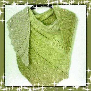 Hellgrünes gestricktes Dreieckstuch mit diagonalen Lochreihen, aufgehängt an einem Kleiderbügel