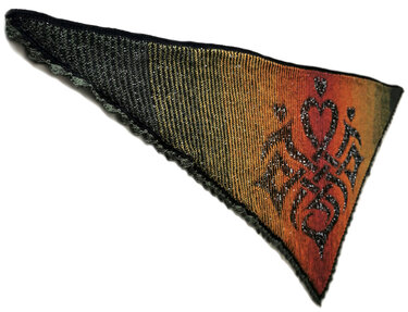 Gestricktes Dreieckstuch mit Farbverlauf von Grün nach Rot und glitzerndem Herzmotiv