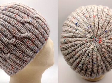 Beige melierte Strickmütze mit Zopf- und Rippenmuster, Seiten- und Draufsicht