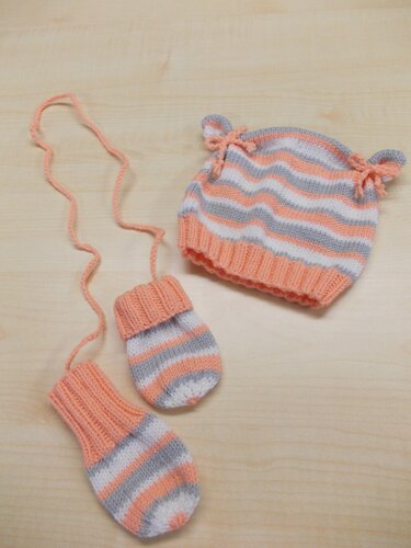 Gestrickte Babymütze mit Ohrknoten und durch Schnur verbundene Fäustlinge, gestreift in Pfirsich, Grau und Weiß