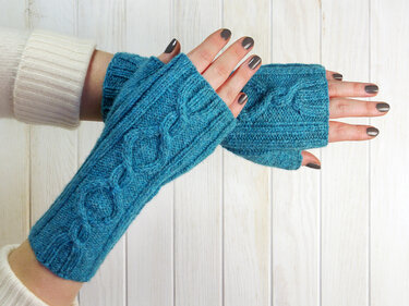 Fingerless mitts, hand cuffs Greti, knitting pattern