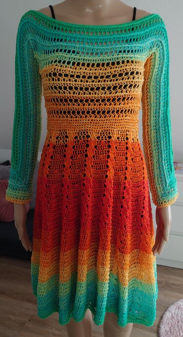 Gehäkeltes Damenkleid mit weitem Ausschnitt, langen Ärmeln und mehrfarbigem Farbverlauf