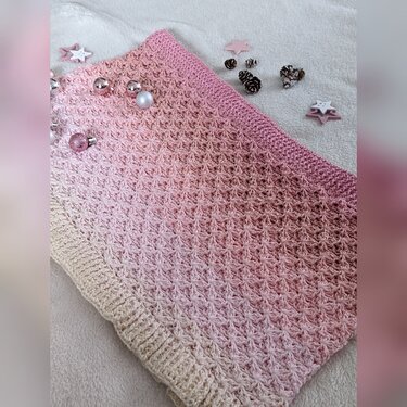 Gehäkelter Loop in Rosa
Beige Farbverlauf mit reliefartigem Muster und geripptem Rand