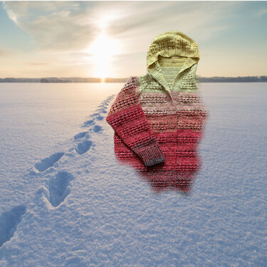 Gehäkelte Damen-Kapuzenjacke mit Farbverlauf von Gelbgrün zu Rot auf verschneitem Boden mit Fußspuren und Sonnenuntergang im Hintergrund.