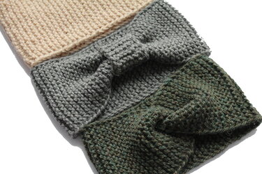 Drei gestrickte Stirnbänder in Beige, Hellgrau und Olivgrün mit gedrehtem Knoten