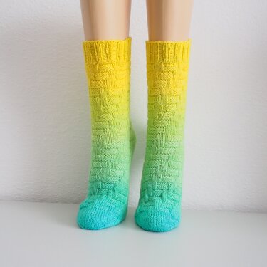 On the beach - easy socks with faux cables - Knitting
