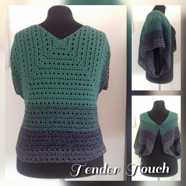 Gehäkelter Ombre-Überwurf auf schwarzer Schneiderpuppe, Farbverlauf von Grün zu Blau