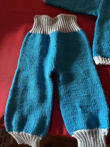 türkis gestrickte babyhose mit hellgrauem rippbündchen