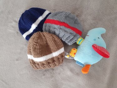 Strickanleitung für kuschelige Frühchen Mützen in Größe 44/46!