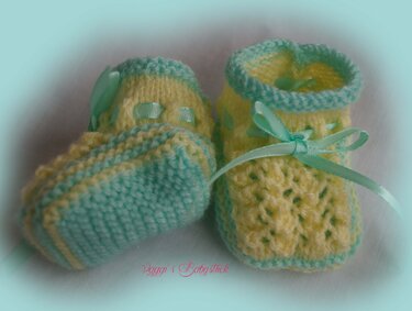 Gestrickte Babyschühchen in Gelb und Türkis mit Satinband.