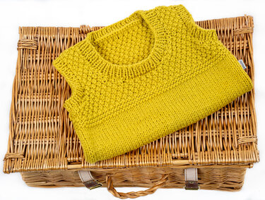 Strickanleitung Kinderpullunder Jenny in den Größen 98-152, von 3-1 jahren