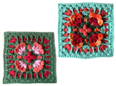 Nahaufnahme von zwei mehrlagigen gehäkelten Granny-Quadraten mit floralen Farbrunden in Türkis, Grün, Rot und Rosa