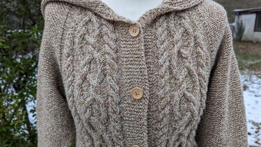 Braun-beige melierte Strickjacke mit Zopfmuster, Kapuze und Holzknöpfen