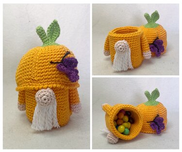 Drei Ansichten eines gehäkelten orangefarbenen Kürbisses mit abnehmbarem Deckel; offen, geschlossen und mit bunten Süßigkeiten gefüllt.