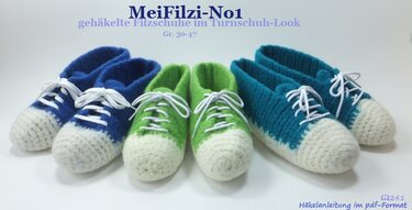 Drei Paar gehäkelte und gefilzte Pantoffoffeln in Blau, Grün und Türkis mit weißen Zehenkappen und Schnürsenkeln