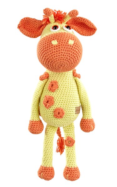 Gelb-orange gehäkelte Amigurumi-Giraffe stehend mit langen Beinen
