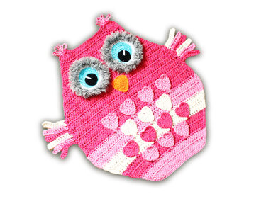 Gehäkelte Eule in Rosa-Weiß mit Herz-Applikationen und flauschigen Augen