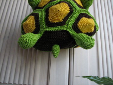 Gehäkelte Schildkröten-Henkeltasche, grün-gelb-braun, Nahaufnahme