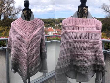 Gehäkelter Poncho auf Schneiderbüste mit V‑Muster vorn, Lochstreifen am Rücken und Ombré von Rosé zu Grau.