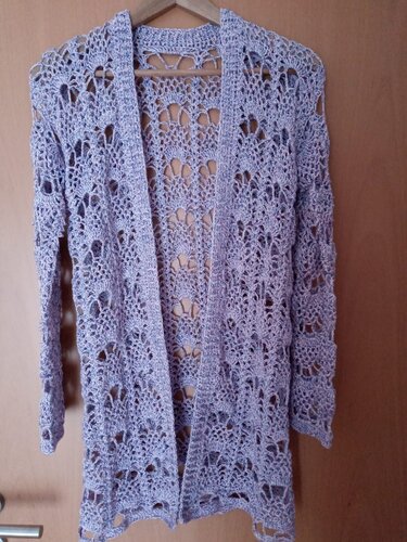 Fliederfarbene Häkeljacke mit Ajourmuster und offener Front an Kleiderbügel
