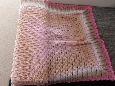 Gehäkelte Decke rosa beige mit Kästchenmuster und rosa Borte