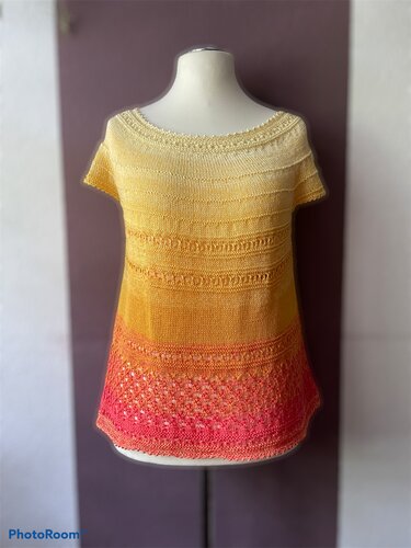 Gestricktes Damen-Shirt in Gelb-zu-Orange auf Schneiderpuppe, Rundhals und Lochmuster am Saum