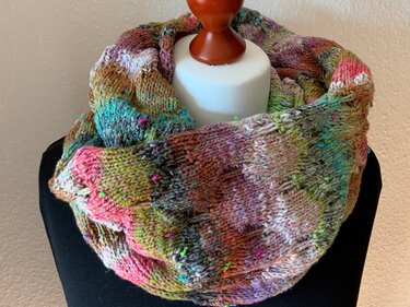 Mehrfarbiger gestrickter Loop-Schal auf Büste, melierte Farben mit kleinen bunten Noppen