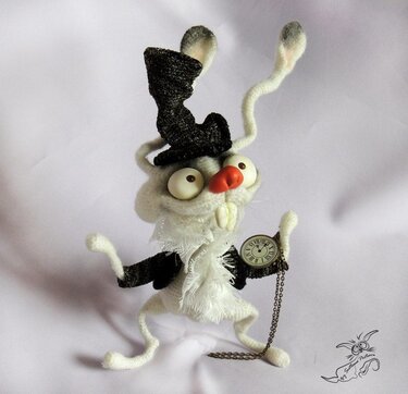 Gehäkelter weißer Amigurumi-Hase mit schwarzem Zylinder und Taschenuhr