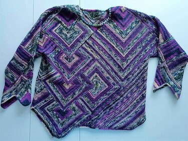 Locker geschnittener Pullover mit grafischem Quadratmuster in Violett-, Grau- und Naturtönen