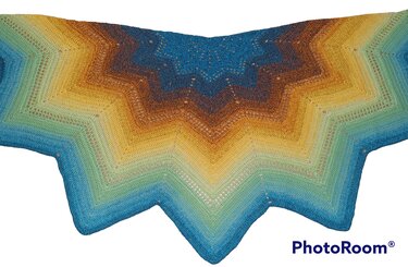 Gehäkeltes Zickzack-Tuch mit Lochreihen und Farbverlauf in Blau, Grün, Gelb