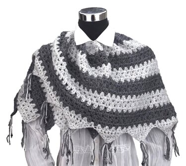 Gehäkelter dreieckiger Drachenschwanz-Schal in hell- und dunkelgrauen Streifen mit Fransen und Perlen auf einer Büste