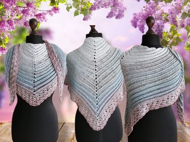 Dreieckstuch mit Farbverlauf von Grau-Blau zu Rosa, Rippenmuster und Spitzenrand, präsentiert auf drei Schneiderpuppen