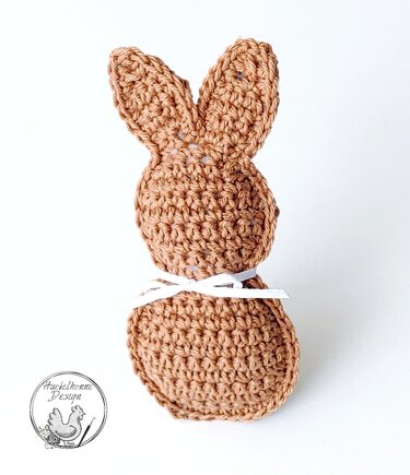Beiger gehäkelter Amigurumi-Hase, Rückansicht, mit weißer Schleife