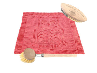 Korallrotes gestricktes Quadrat mit Eulenrelief und zwei Holzbürsten