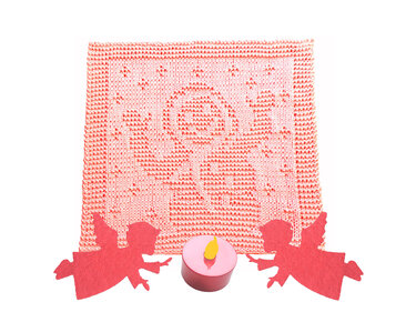 Gestricktes Quadrat mit Engelmuster, kraus-rechte Umrandung, Papierengel und Teelicht