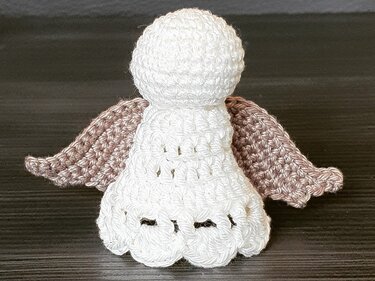 Gehäkeltes Amigurumi-Engelchen (Rückansicht) mit braunen Flügeln