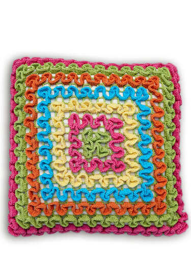 Quadratischer mehrfarbiger gehäkelter Kissenbezug mit konzentrischen Rüschen