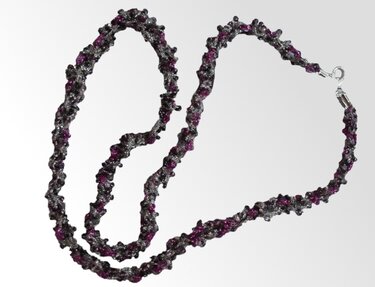 Gehäkelte Perlenkette grau und lila mit Metallkarabiner